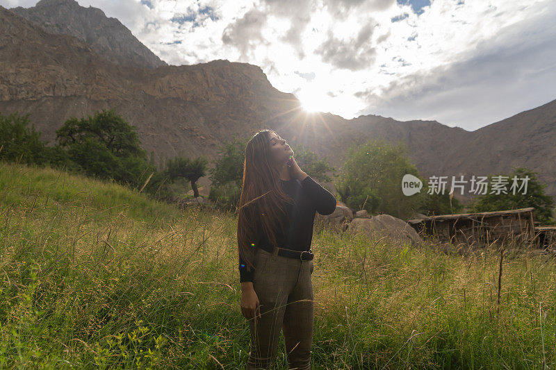 一名巴基斯坦女游客在喀喇昆仑高山上旅游。巴基斯坦skardui - gilgit的自然景观背景。在假期旅行。人们的生活方式。